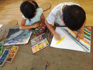自由な発想で絵を描く子供たち