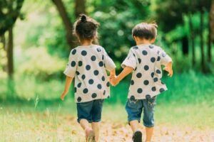 外で元気に走り回る子供たち
