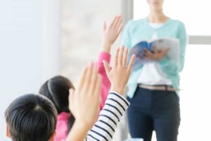 元気よく挙手をする子供たち