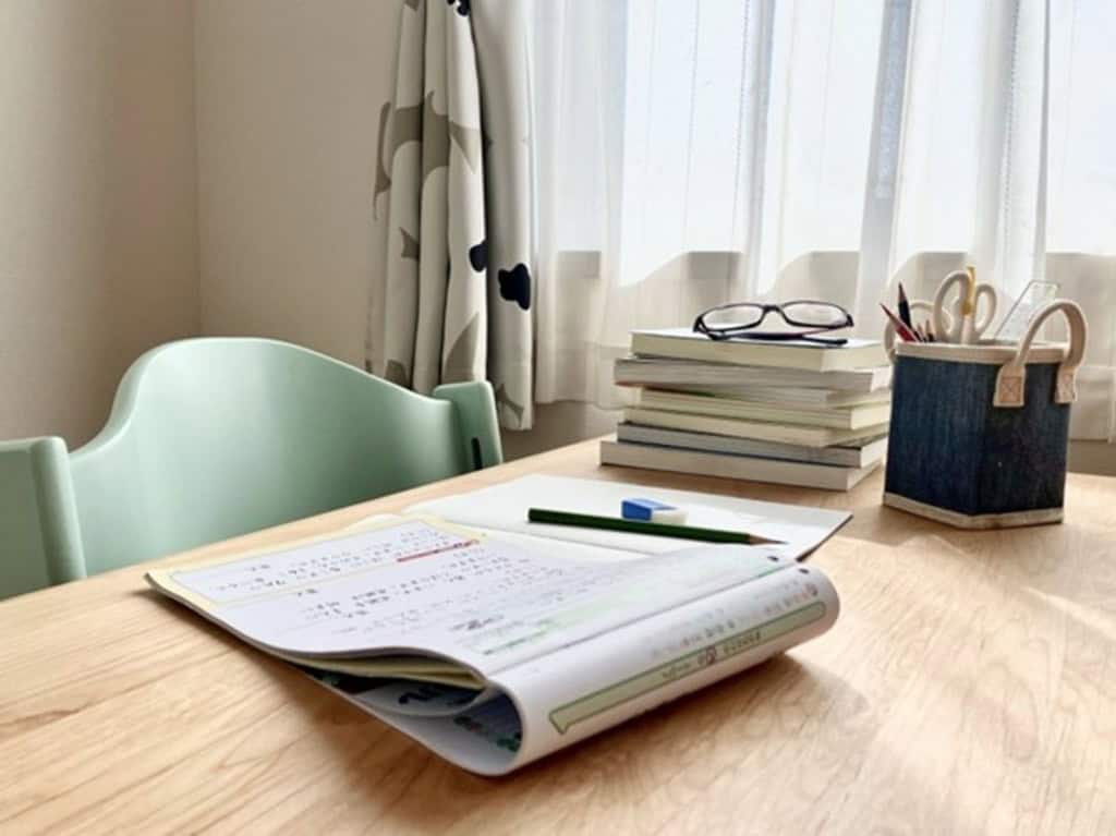 机に置かれた教科書や問題集