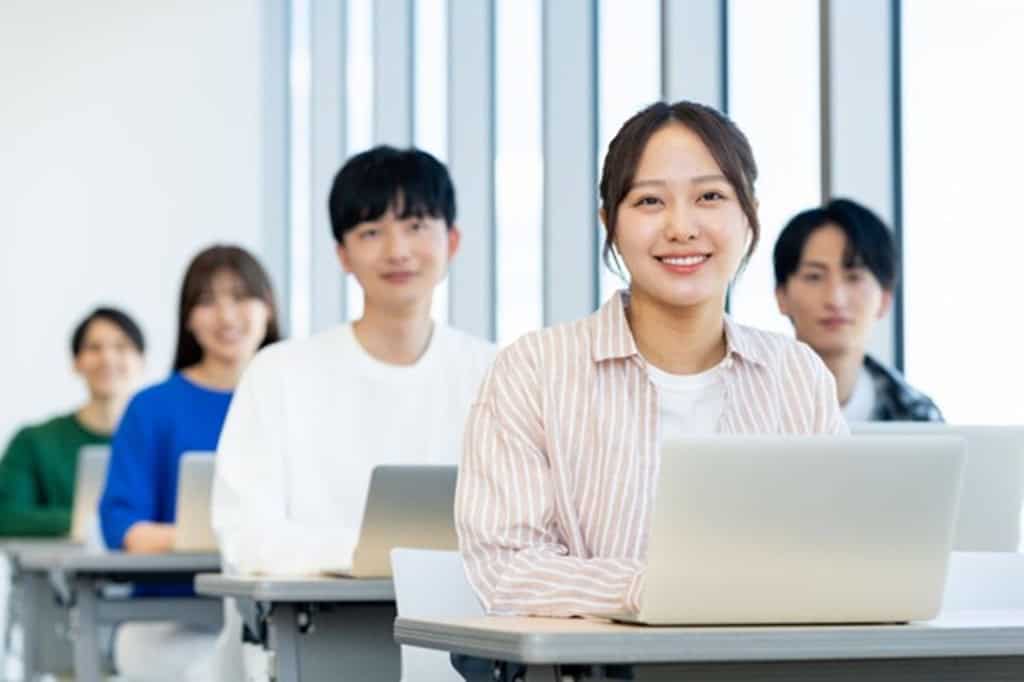 パソコンで授業を受ける高校生たち
