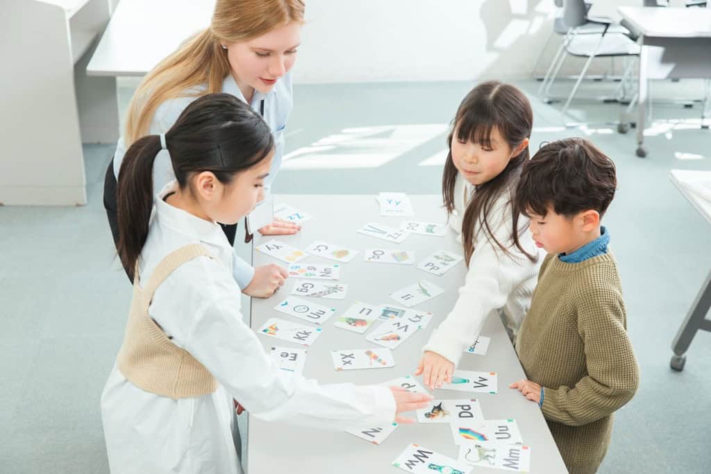 授業中の先生と小学生たち