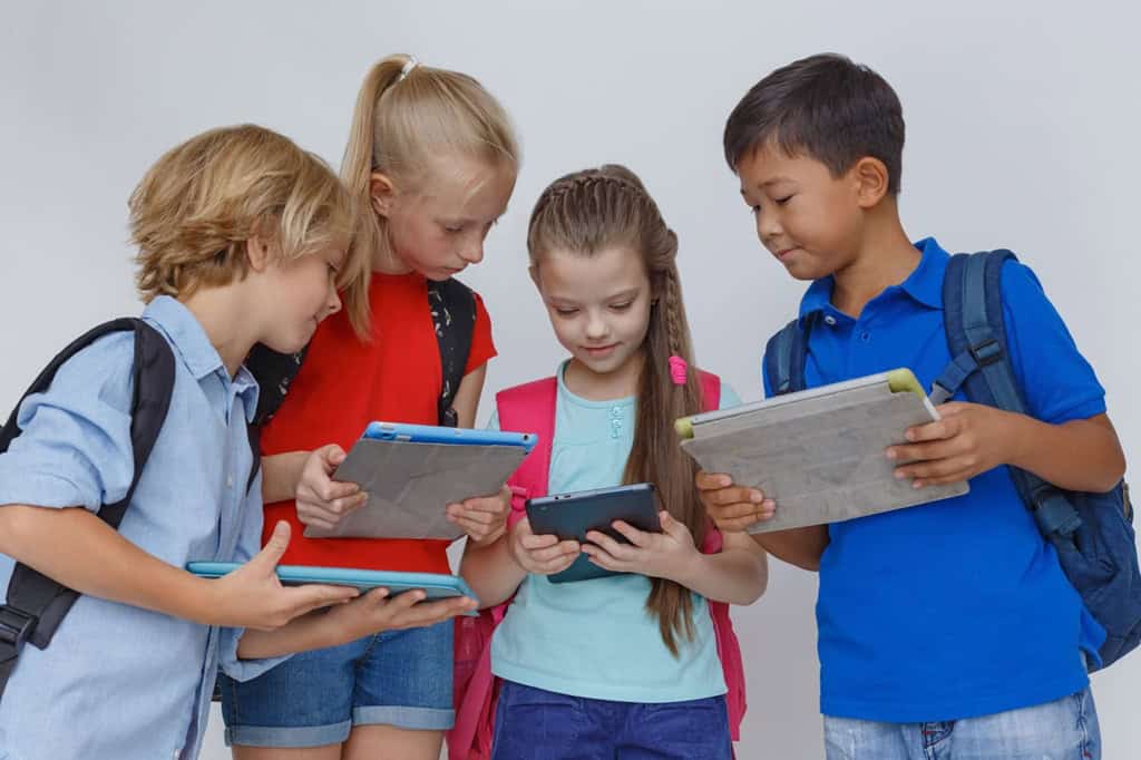 タブレットで勉強している子どもたち